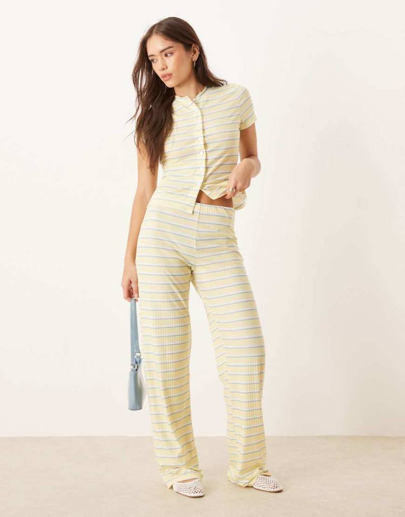 ASOS DESIGN - Hose in Gelb gestreift mit weitem Bein, Kombiteil von ASOS DESIGN