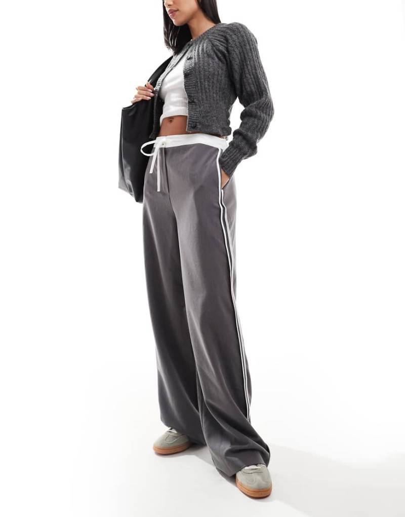 ASOS DESIGN - Hose in Grau mit Kontrastbahn von ASOS DESIGN