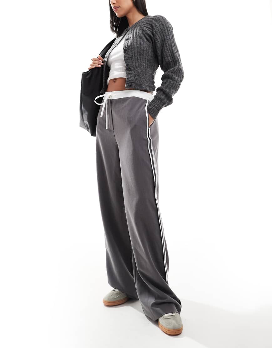 ASOS DESIGN - Hose in Grau mit Kontrastbahn ASOS DESIGN - Hose in Grau mit Kontrastbahn von ASOS DESIGN