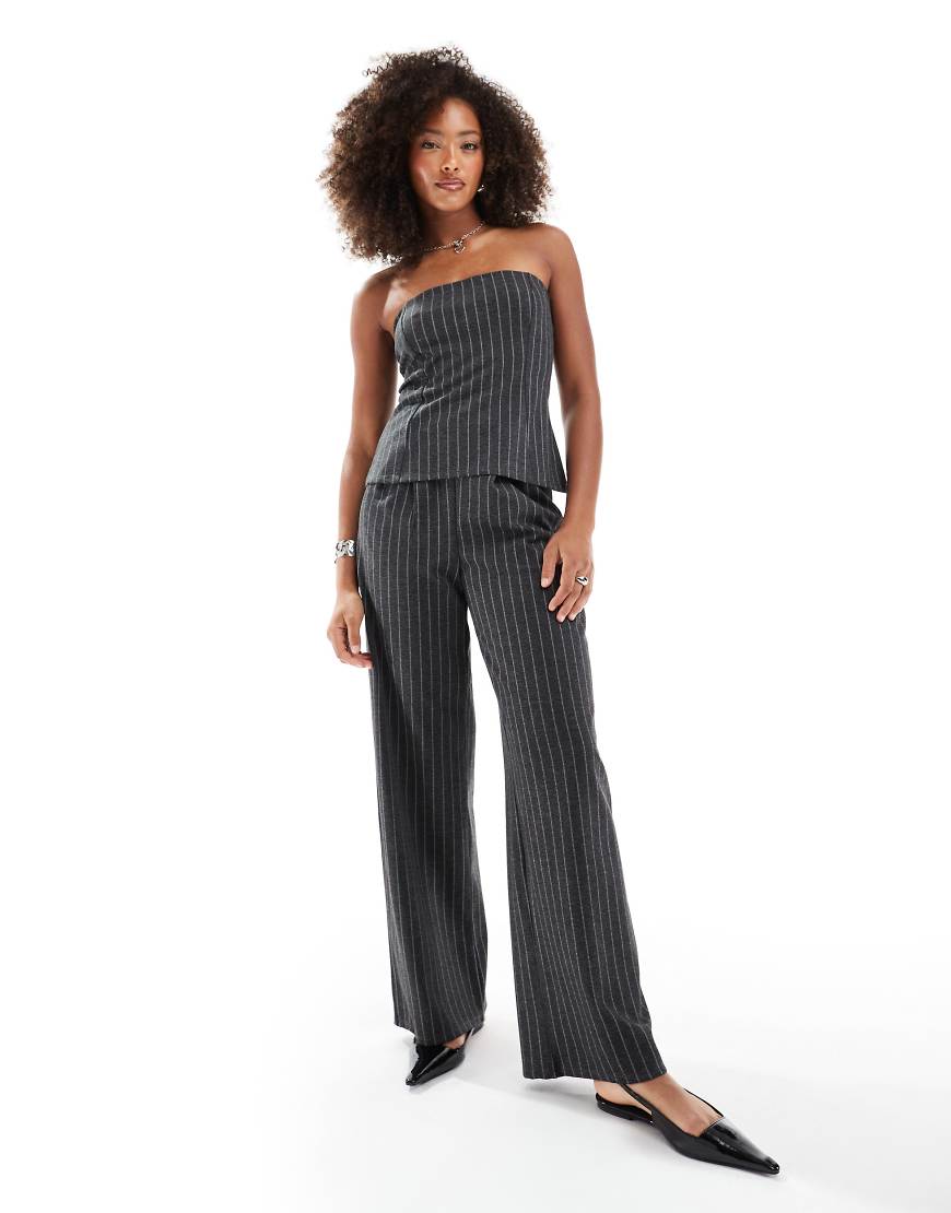 ASOS DESIGN - Hose in Grau mit Nadelstreifen von ASOS DESIGN