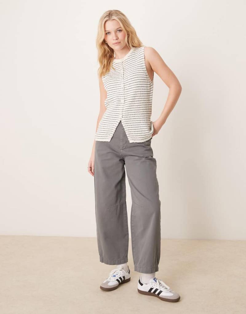 ASOS DESIGN - Hose in Grau mit bogenförmigem Beinschnitt von ASOS DESIGN