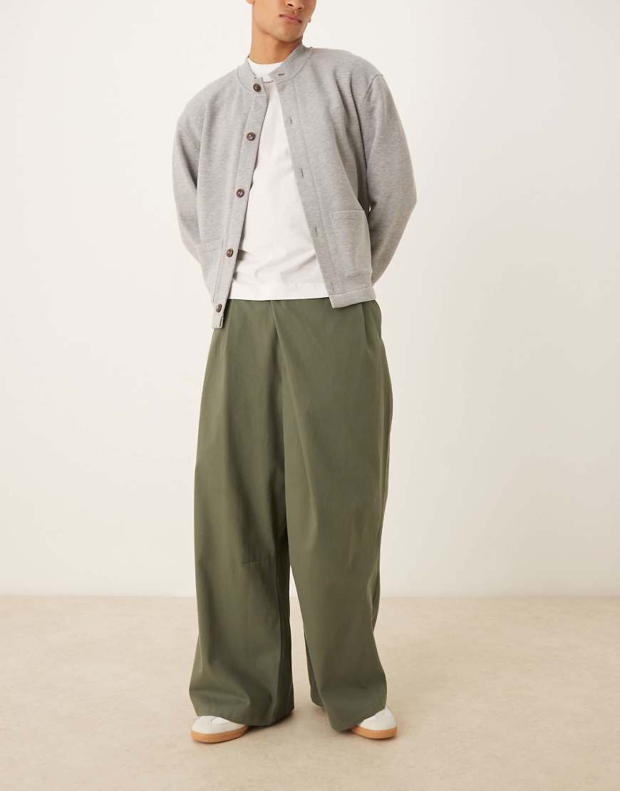 ASOS DESIGN - Hose in Grün mit weitem, abgerundetem Bein-Braun ASOS DESIGN - Hose in Grün mit weitem, abgerundetem Bein-Braun von ASOS DESIGN