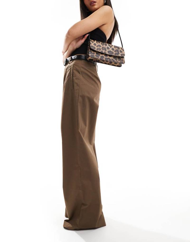 ASOS DESIGN - Hose in Hellbraun mit Gürtel und weitem Bein von ASOS DESIGN