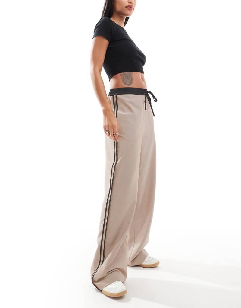 ASOS DESIGN - Hose in Steinbeige mit Kontrastbahn-Neutral von ASOS DESIGN