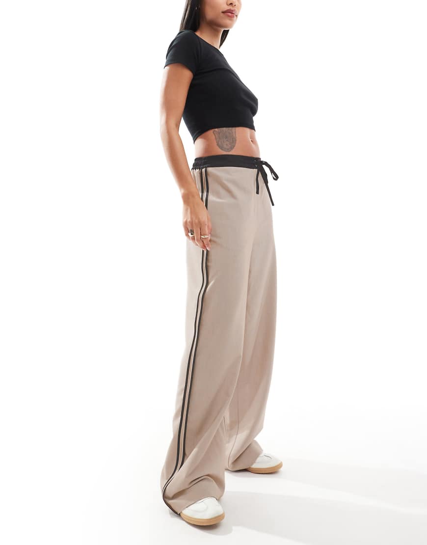 ASOS DESIGN - Hose in Steinbeige mit Kontrastbahn-Neutral von ASOS DESIGN