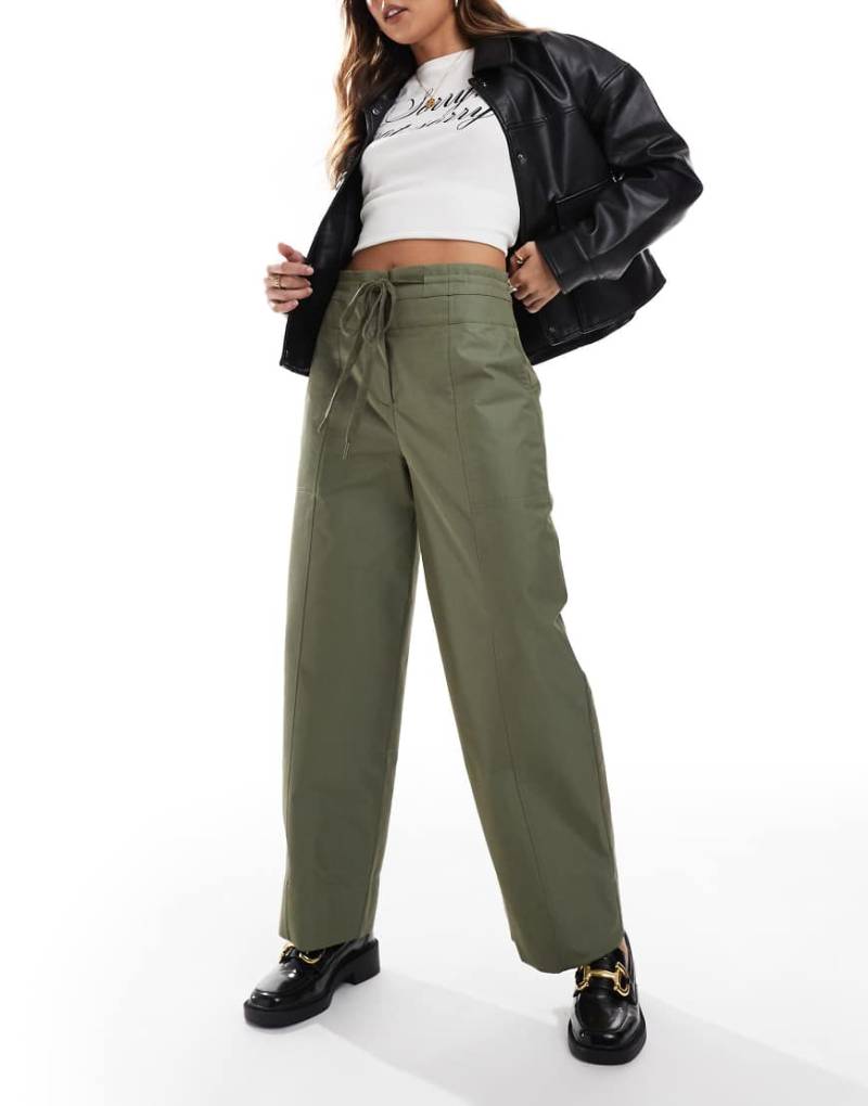 ASOS DESIGN - Hose in Khaki mit Ziernaht und abgerundetem Beinschnitt-Grün von ASOS DESIGN