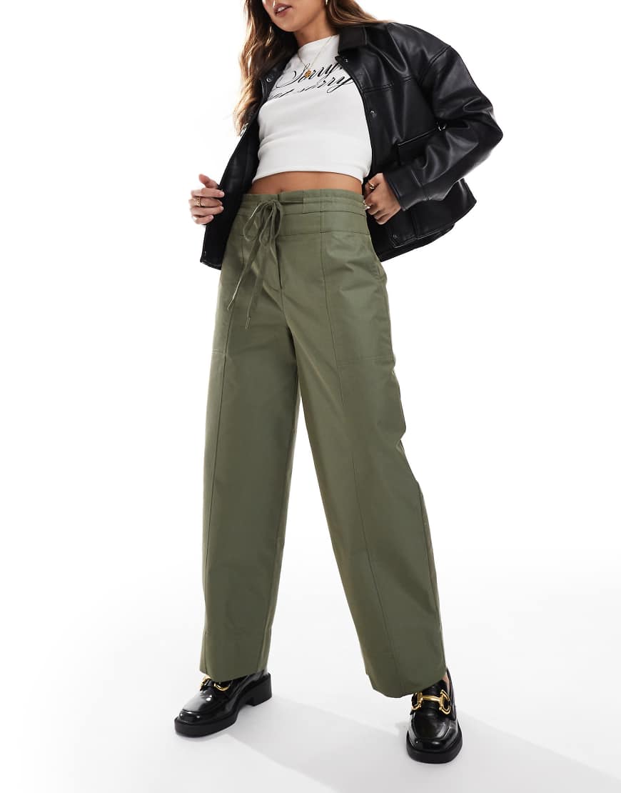 ASOS DESIGN - Hose in Khaki mit Ziernaht und abgerundetem Beinschnitt-Grün ASOS DESIGN - Hose in Khaki mit Ziernaht und abgerundetem Beinschnitt-Grün von ASOS DESIGN