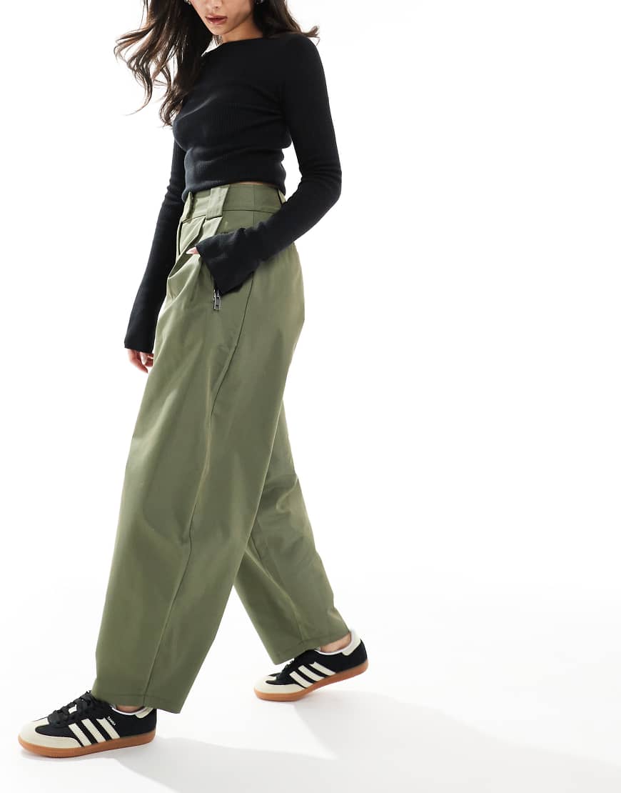 ASOS DESIGN - Hose in Khaki mit abgerundetem Beinschnitt und Reißverschluss-Grün ASOS DESIGN - Hose in Khaki mit abgerundetem Beinschnitt und Reißverschluss-Grün von ASOS DESIGN