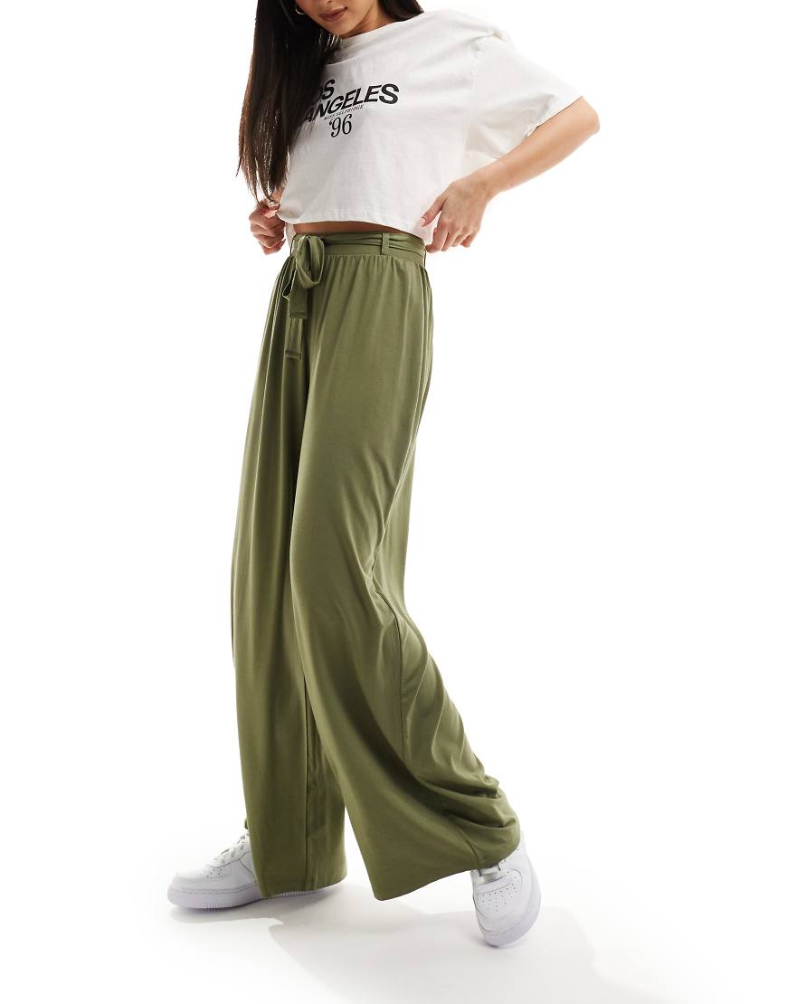 ASOS DESIGN - Hose in Khaki mit weitem Bein und Bindegürtel-Grün ASOS DESIGN - Hose in Khaki mit weitem Bein und Bindegürtel-Grün von ASOS DESIGN