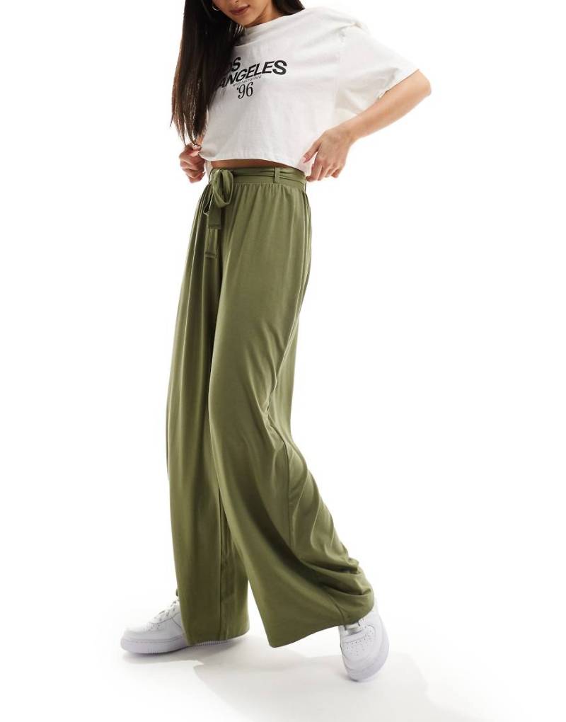 ASOS DESIGN - Hose in Khaki mit weitem Bein und Bindegürtel-Grün von ASOS DESIGN