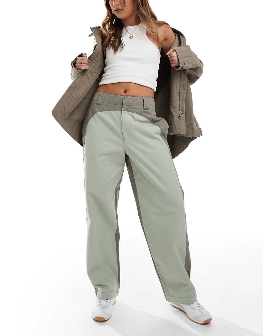ASOS DESIGN - Hose in Khaki mit weitem Bein und Kontrast-Design-Grau von ASOS DESIGN