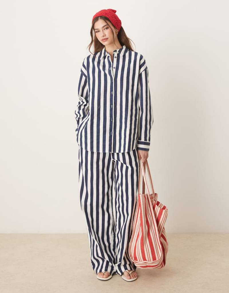 ASOS DESIGN - Hose in Marineblau gestreift mit Leinenoptik und elastischem Bund, Kombiteil-Bunt von ASOS DESIGN