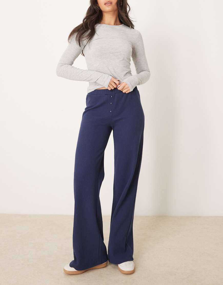 ASOS DESIGN - Hose in Marineblau mit weitem Bein, Waffelstruktur und Boxershorts-Detail ASOS DESIGN - Hose in Marineblau mit weitem Bein, Waffelstruktur und Boxershorts-Detail von ASOS DESIGN
