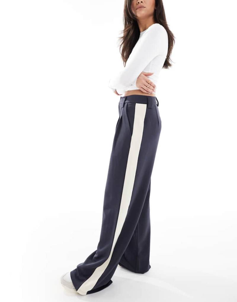 ASOS DESIGN - Hose in Marineblau mit weitem Bein und farblich abgesetzter Stoffbahn von ASOS DESIGN