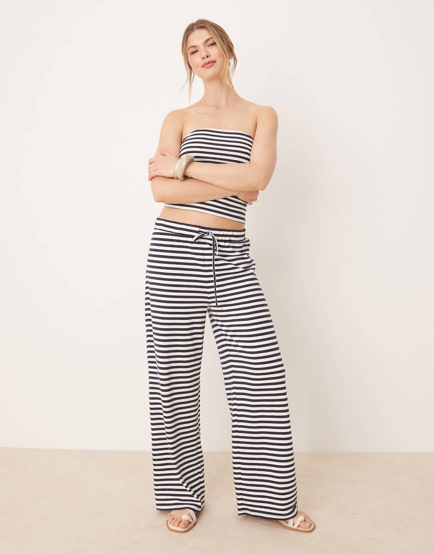 ASOS DESIGN - Hose in Marineblau und Weiß gestreift mit weitem Bein und niedrigem Bund, Kombiteil-Bunt ASOS DESIGN - Hose in Marineblau und Weiß gestreift mit weitem Bein und niedrigem Bund, Kombiteil-Bunt von ASOS DESIGN
