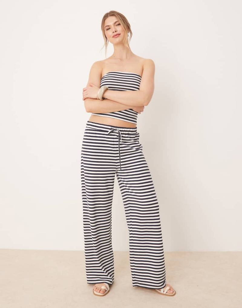 ASOS DESIGN - Hose in Marineblau und Weiß gestreift mit weitem Bein und niedrigem Bund, Kombiteil-Bunt von ASOS DESIGN