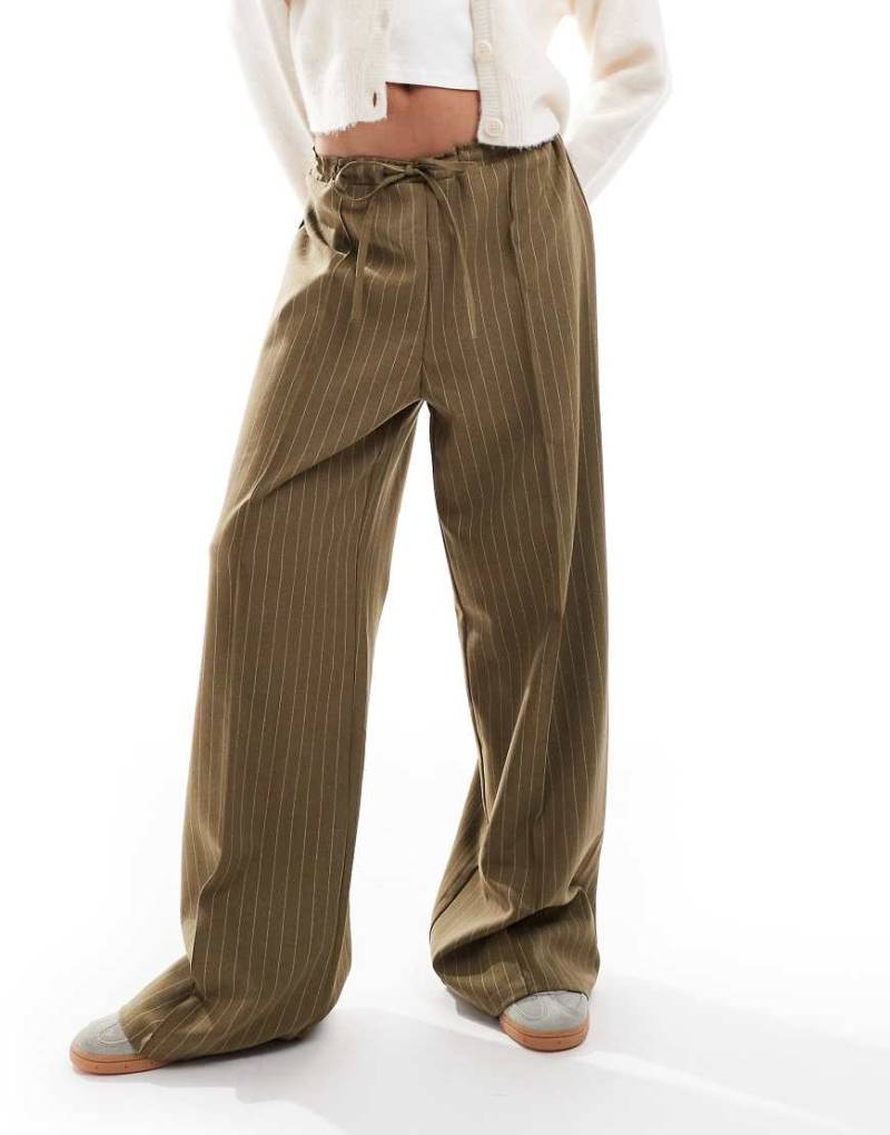 ASOS DESIGN - Hose in Olivgrün mit Nadelstreifen und weitem Bein von ASOS DESIGN