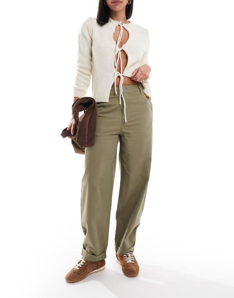 ASOS DESIGN - Hose in Olivgrün mit schmal zulaufendem Beinschnitt und umgeschlagenem Saum von ASOS DESIGN