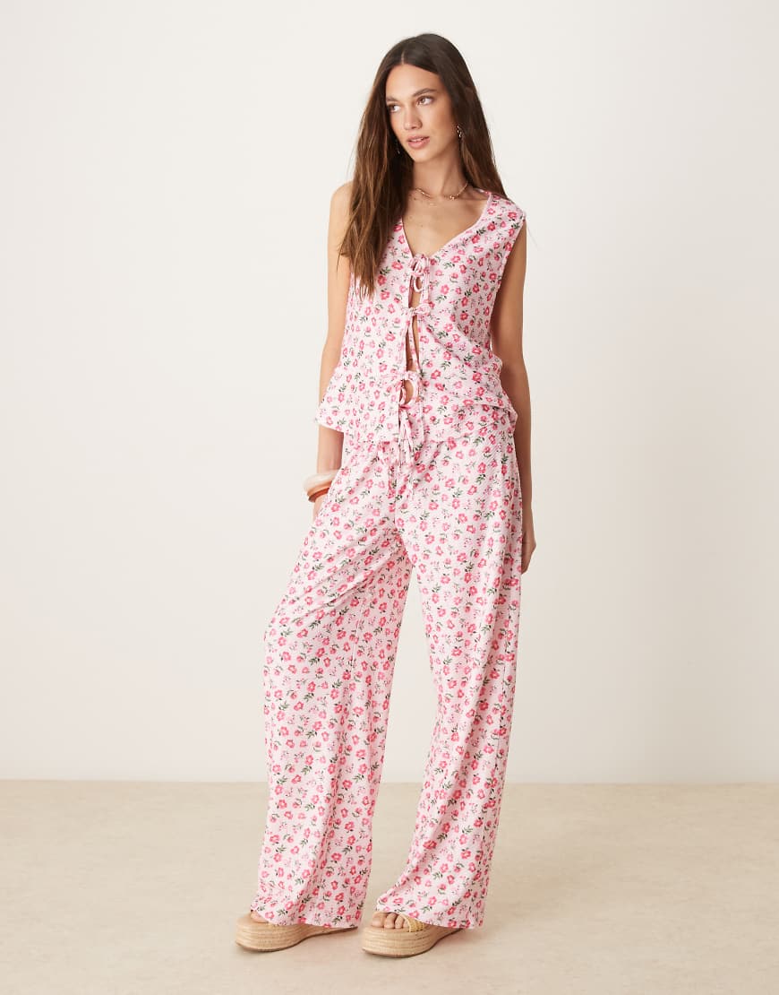 ASOS DESIGN - Hose in Rosa geblümt mit weitem Bein und Bindeband vorne von ASOS DESIGN