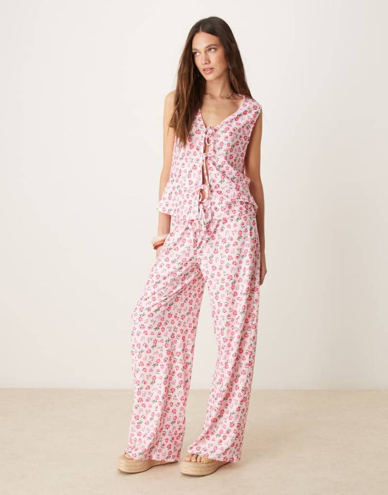 ASOS DESIGN - Hose in Rosa geblümt mit weitem Bein und Bindeband vorne ASOS DESIGN - Hose in Rosa geblümt mit weitem Bein und Bindeband vorne von ASOS DESIGN