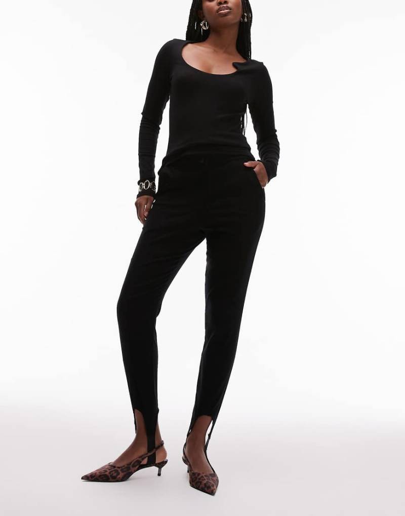 ASOS DESIGN - Hose in Schwarz mit Steg und engem Schnitt-Rot von ASOS DESIGN