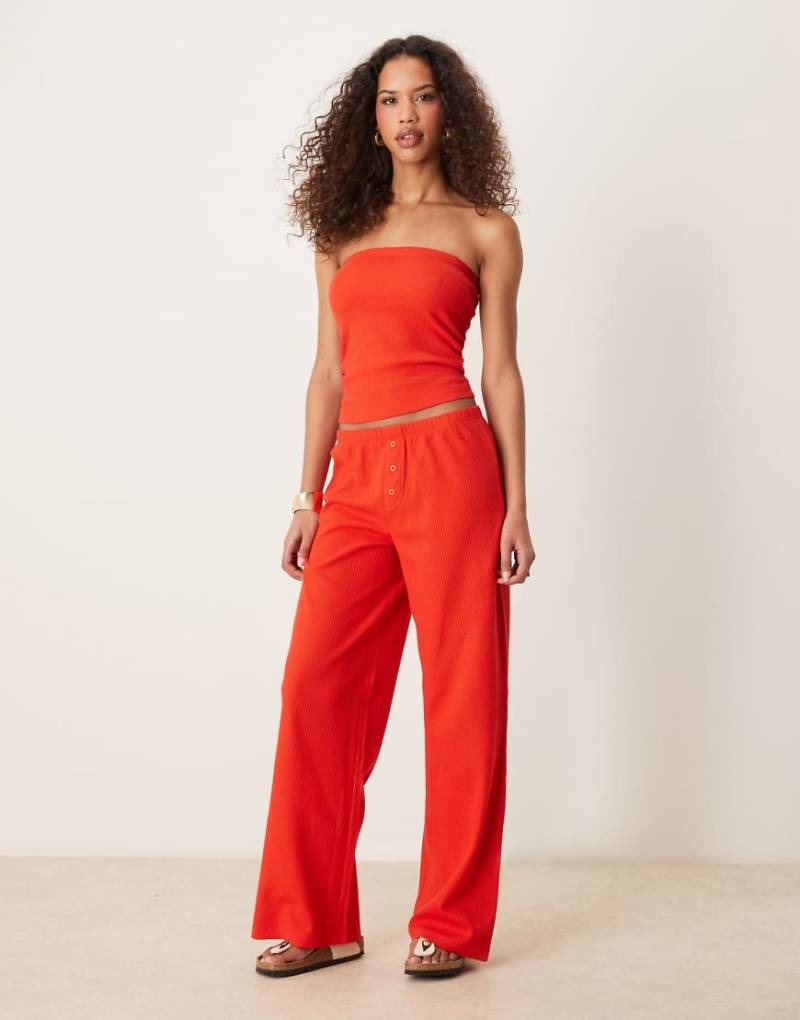 ASOS DESIGN - Hose in Rot mit weitem Bein und Waffeltextur von ASOS DESIGN