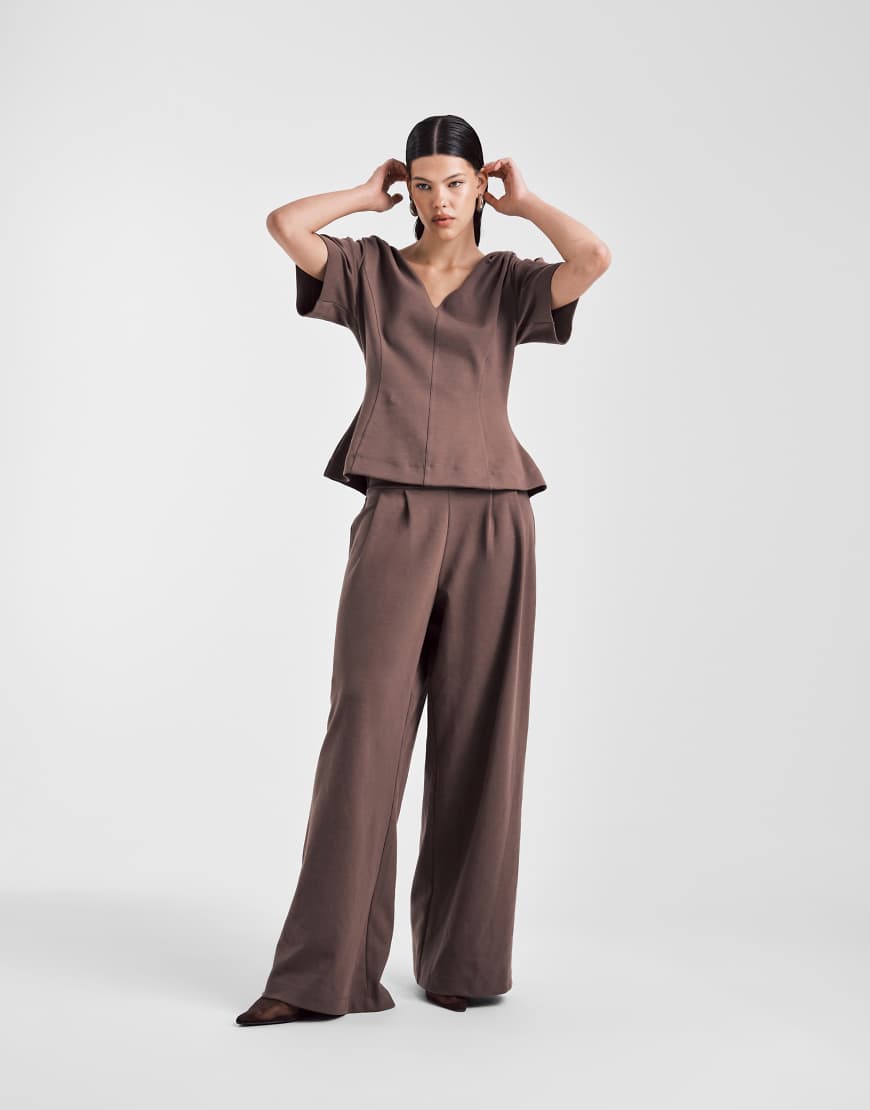 ASOS DESIGN - Hose in Schokobraun mit weitem Bein und Bundfalten, Kombiteil-Brown von ASOS DESIGN