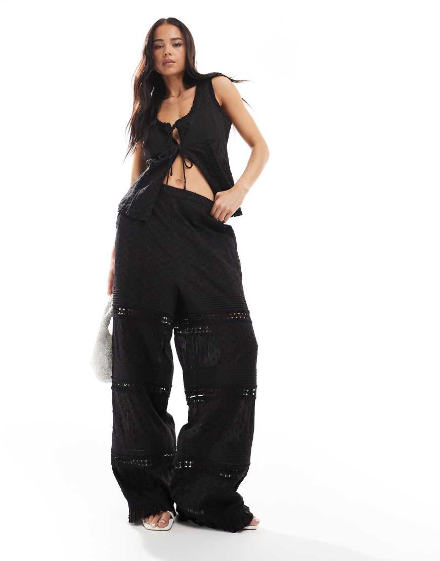 ASOS DESIGN - Hose in Schwarz mit Lochstickerei und Patchwork-Einsätzen, Kombiteil von ASOS DESIGN