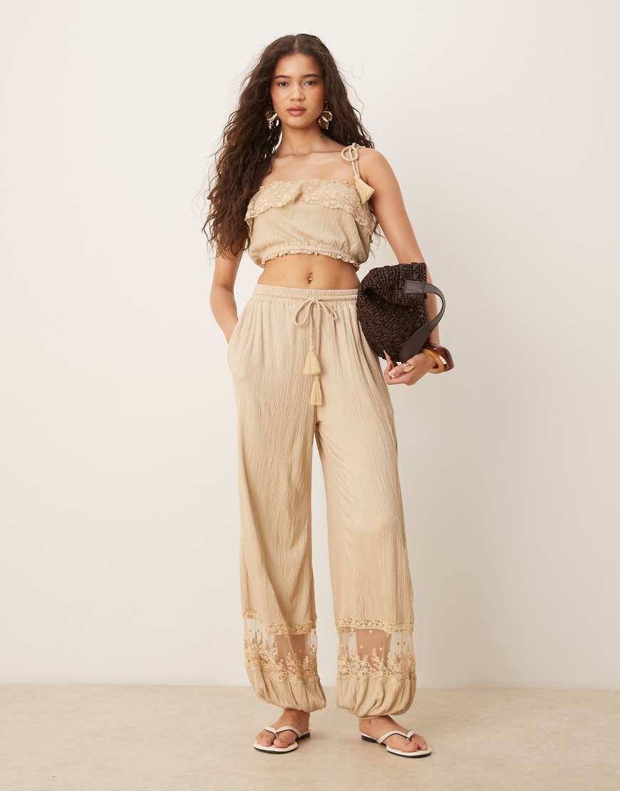 ASOS DESIGN - Hose in Stein mit Knitterstruktur und Spitzeneinsatz, Kombiteil-Neutral ASOS DESIGN - Hose in Stein mit Knitterstruktur und Spitzeneinsatz, Kombiteil-Neutral von ASOS DESIGN