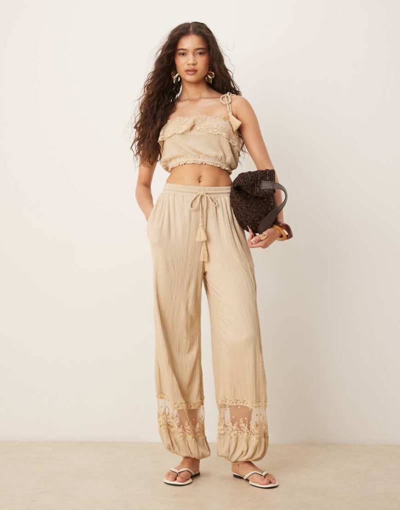ASOS DESIGN - Hose in Stein mit Knitterstruktur und Spitzeneinsatz, Kombiteil-Neutral von ASOS DESIGN