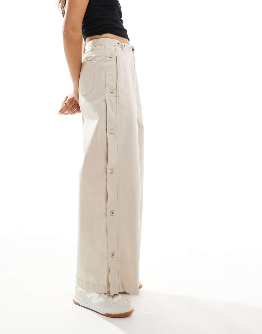 ASOS DESIGN - Locker geschnittene Hose in Steinbeige mit Knopfdetail-Neutral ASOS DESIGN - Locker geschnittene Hose in Steinbeige mit Knopfdetail-Neutral von ASOS DESIGN