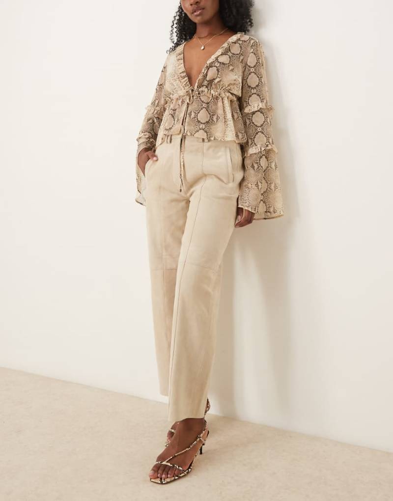 ASOS DESIGN - Barrel-Leg-Hose aus hochwertigem Wildleder in Steinbeige mit Ziernaht-Neutral von ASOS DESIGN