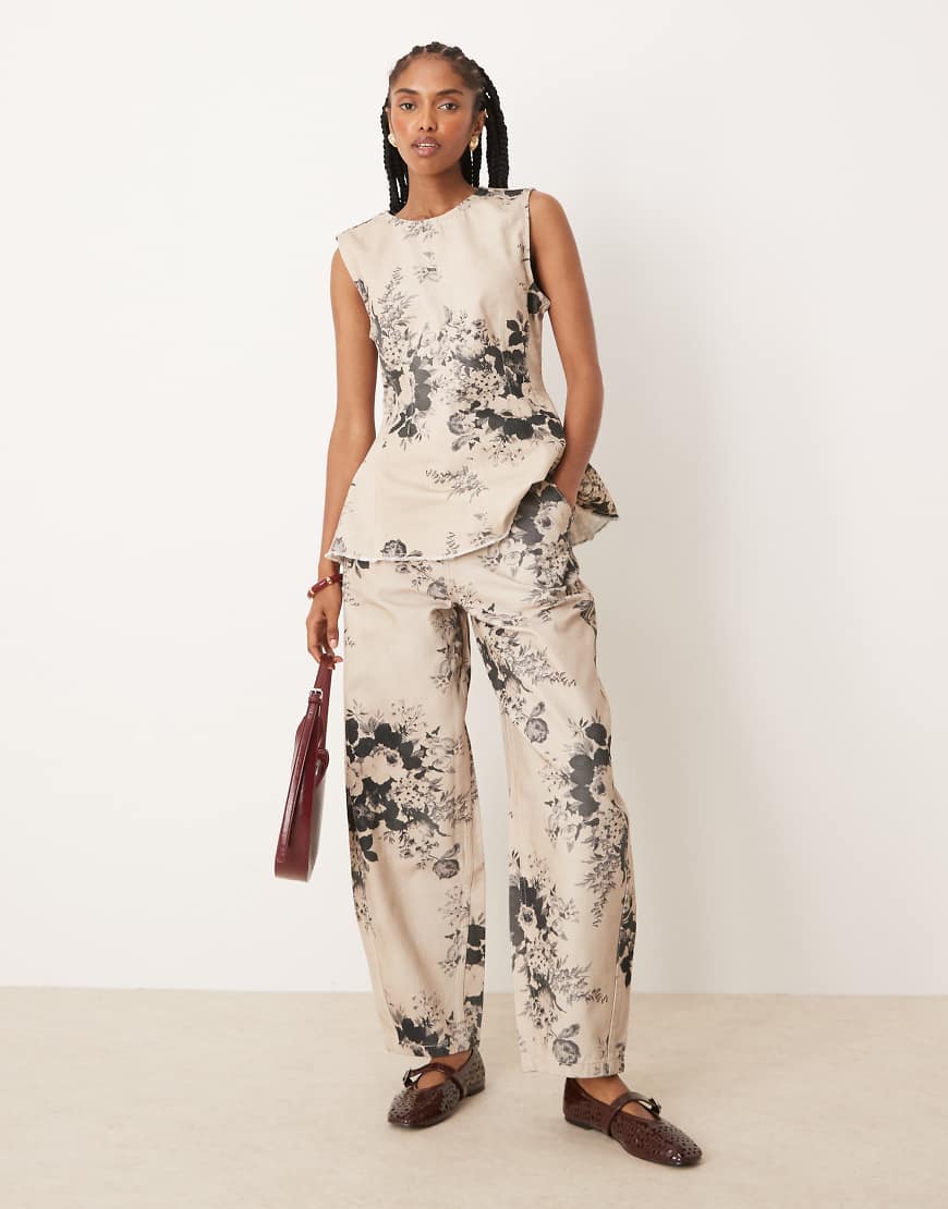 ASOS DESIGN - Hose in Taupe mit Blumenmuster und weitem, abgerundetem Bein-Braun ASOS DESIGN - Hose in Taupe mit Blumenmuster und weitem, abgerundetem Bein-Braun von ASOS DESIGN