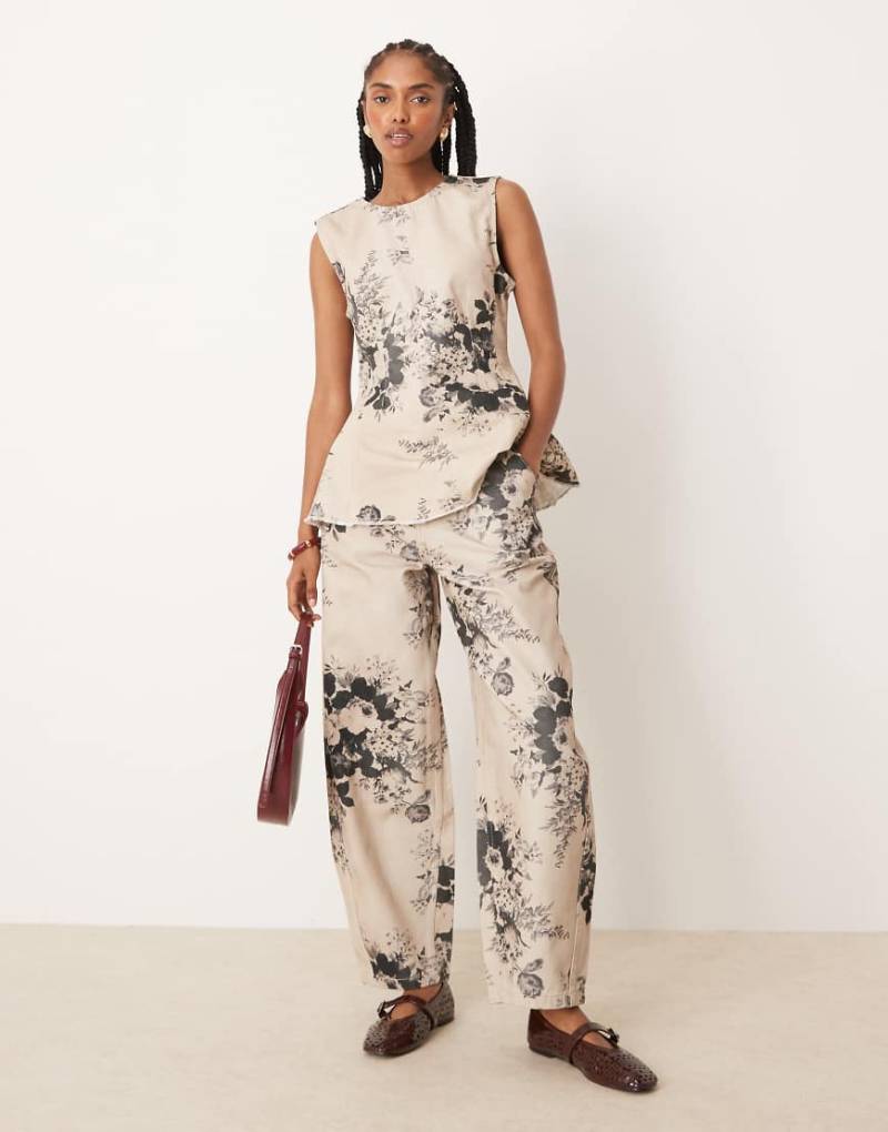 ASOS DESIGN - Hose in Taupe mit Blumenmuster und weitem, abgerundetem Bein-Braun von ASOS DESIGN