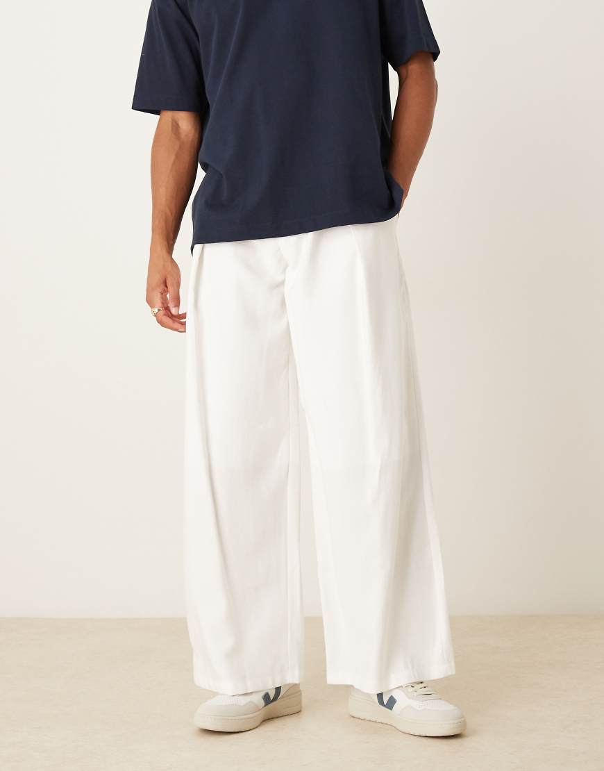 ASOS DESIGN - Hose in Weiß mit lockerer Passform und tiefen Falten ASOS DESIGN - Hose in Weiß mit lockerer Passform und tiefen Falten von ASOS DESIGN