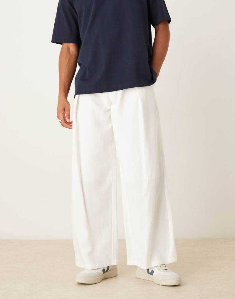 ASOS DESIGN - Hose in Weiß mit lockerer Passform und tiefen Falten von ASOS DESIGN
