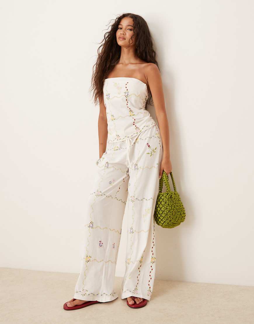 ASOS DESIGN - Hose in Weiß mit weitem Bein und Blumenstickerei ASOS DESIGN - Hose in Weiß mit weitem Bein und Blumenstickerei von ASOS DESIGN