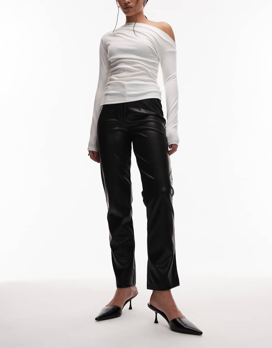 ASOS DESIGN - Hose in brauner Lederoptik mit geradem Bein-Schwarz von ASOS DESIGN