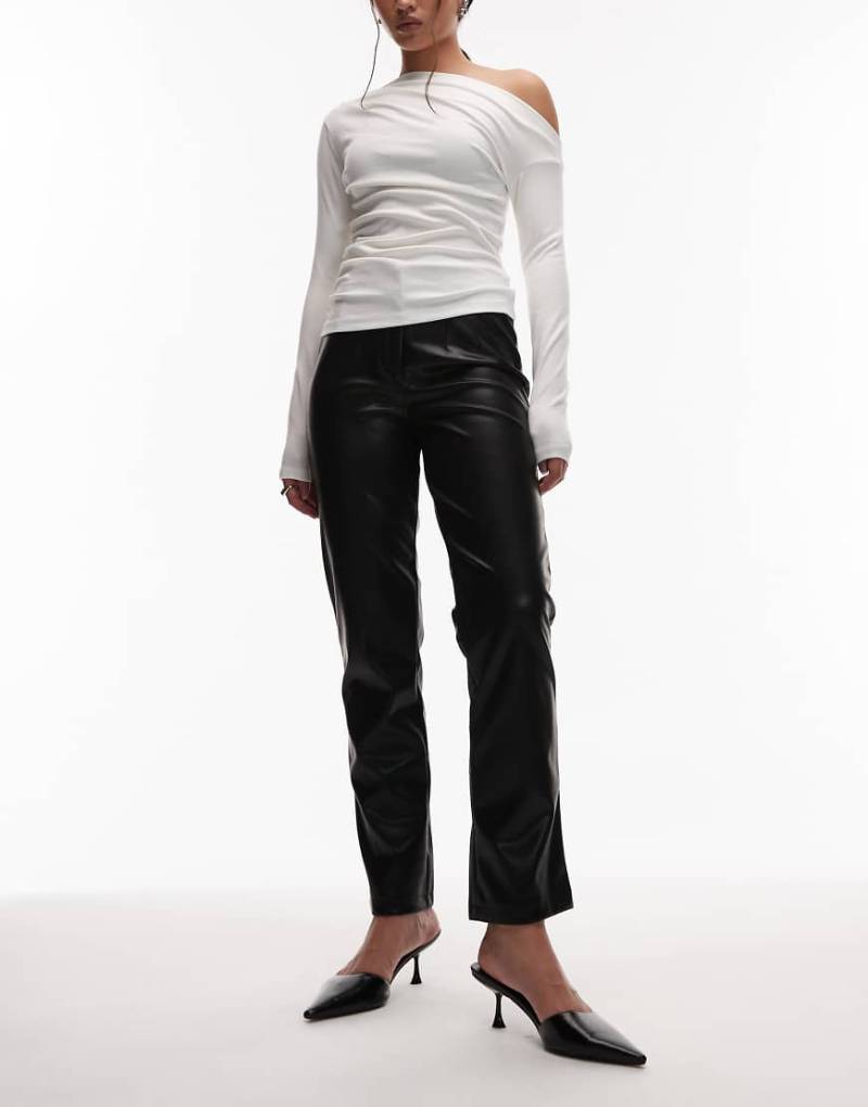 ASOS DESIGN - Hose in brauner Lederoptik mit geradem Bein-Schwarz von ASOS DESIGN