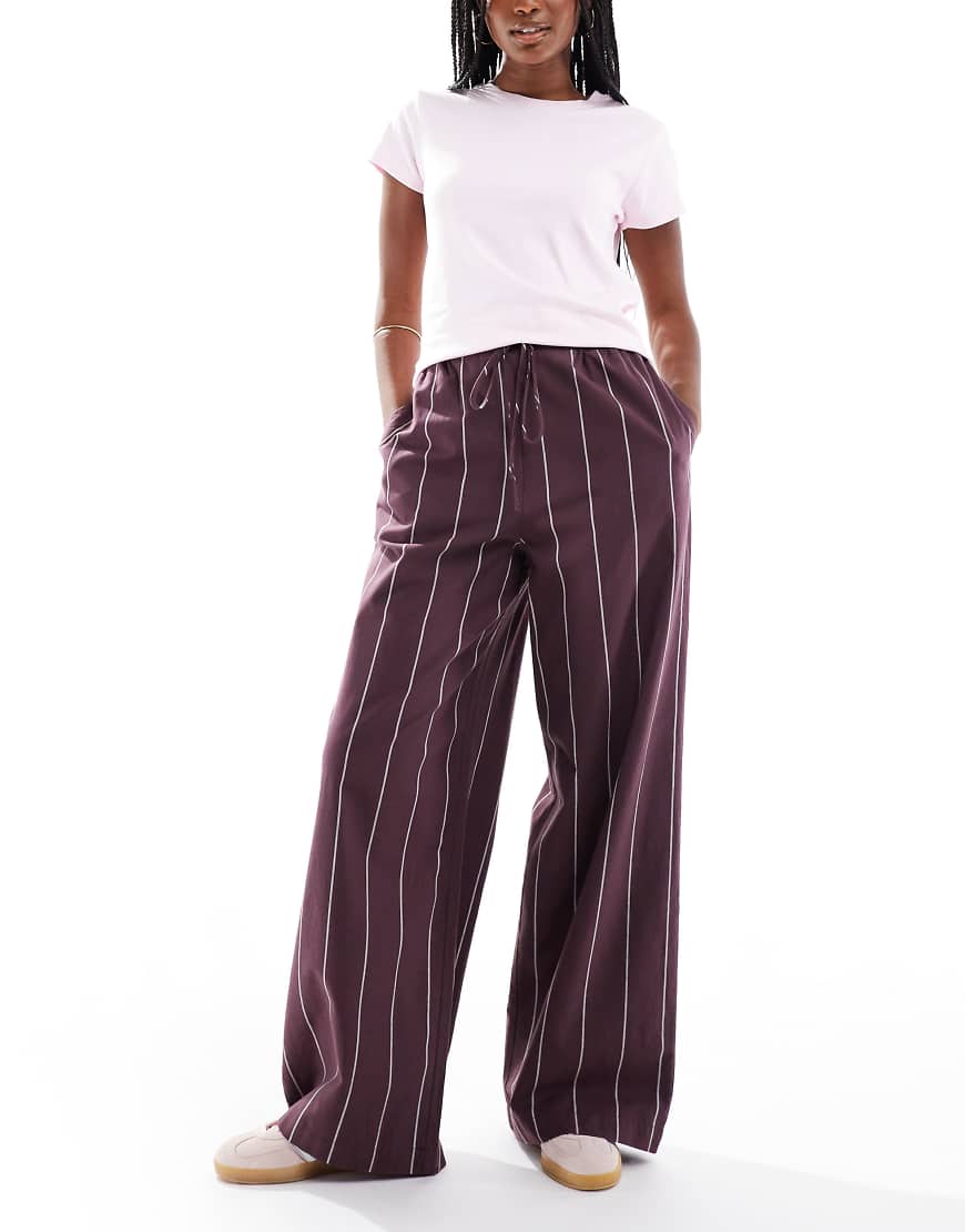ASOS DESIGN - Hose in gestreiftem Burgunderrot mit weitem Bein von ASOS DESIGN