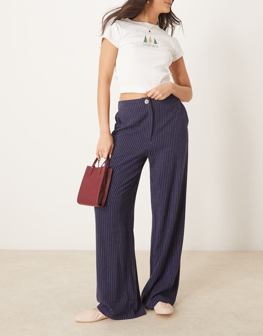 ASOS DESIGN - Hose in gestreiftem Marineblau mit lockerem, geradem Schnitt und Leinenanteil-Bunt ASOS DESIGN - Hose in gestreiftem Marineblau mit lockerem, geradem Schnitt und Leinenanteil-Bunt von ASOS DESIGN
