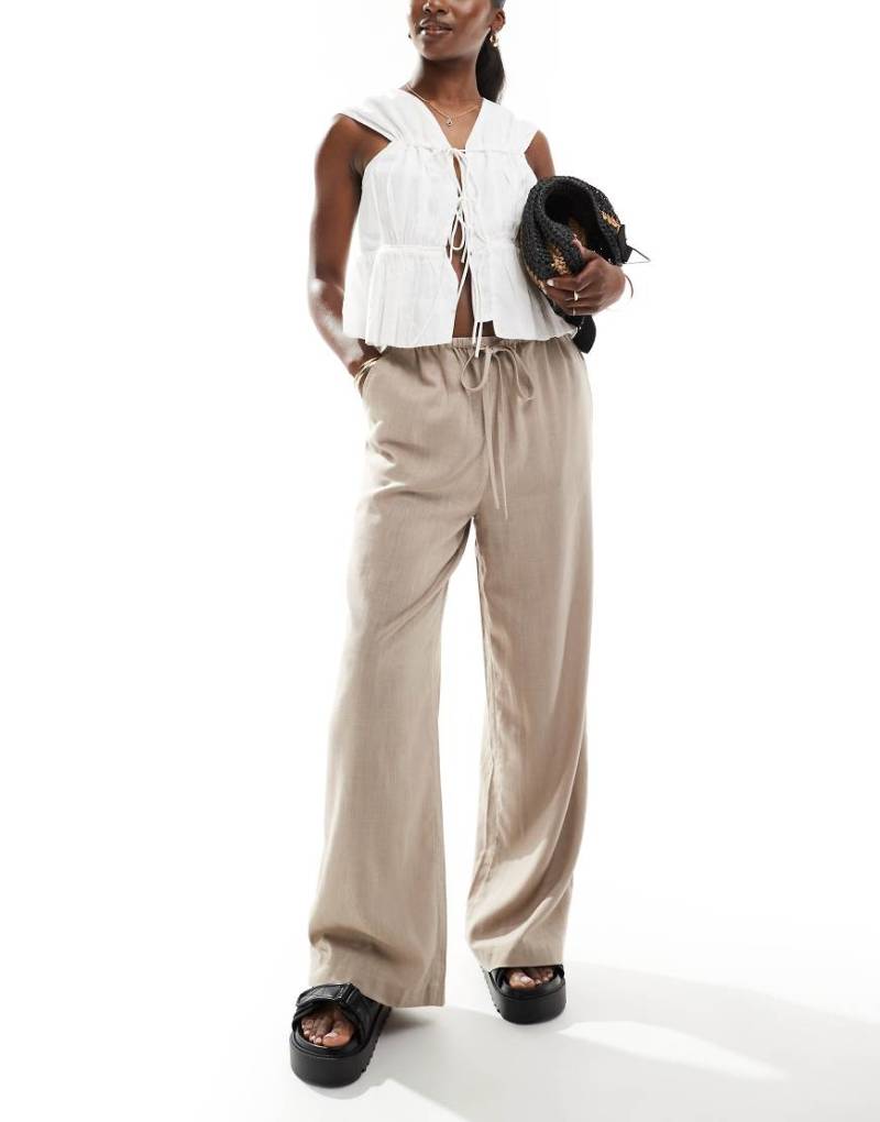 ASOS DESIGN - Hose in sandfarbener Leinenoptik mit Taschen und elastischem Bund-Neutral von ASOS DESIGN