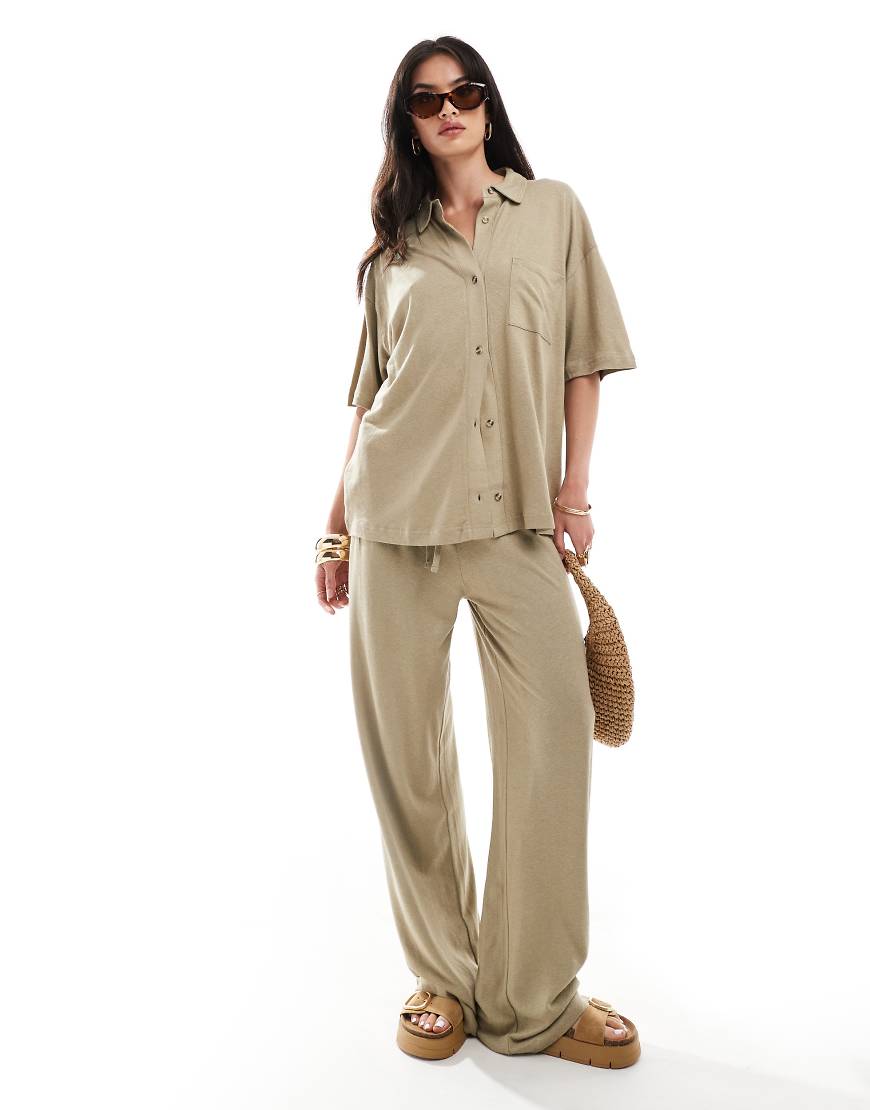 ASOS DESIGN - Hose in taupefarbener Leinenoptik mit niedrigem Bund-Neutral ASOS DESIGN - Hose in taupefarbener Leinenoptik mit niedrigem Bund-Neutral von ASOS DESIGN