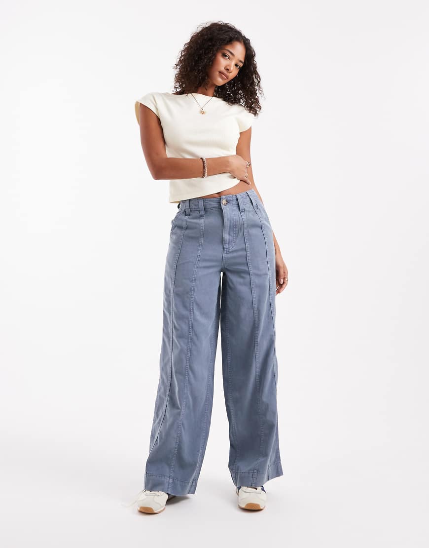 ASOS DESIGN - Hose in verwaschenem Blau mit weitem Bein und markanten Ziernähten ASOS DESIGN - Hose in verwaschenem Blau mit weitem Bein und markanten Ziernähten von ASOS DESIGN