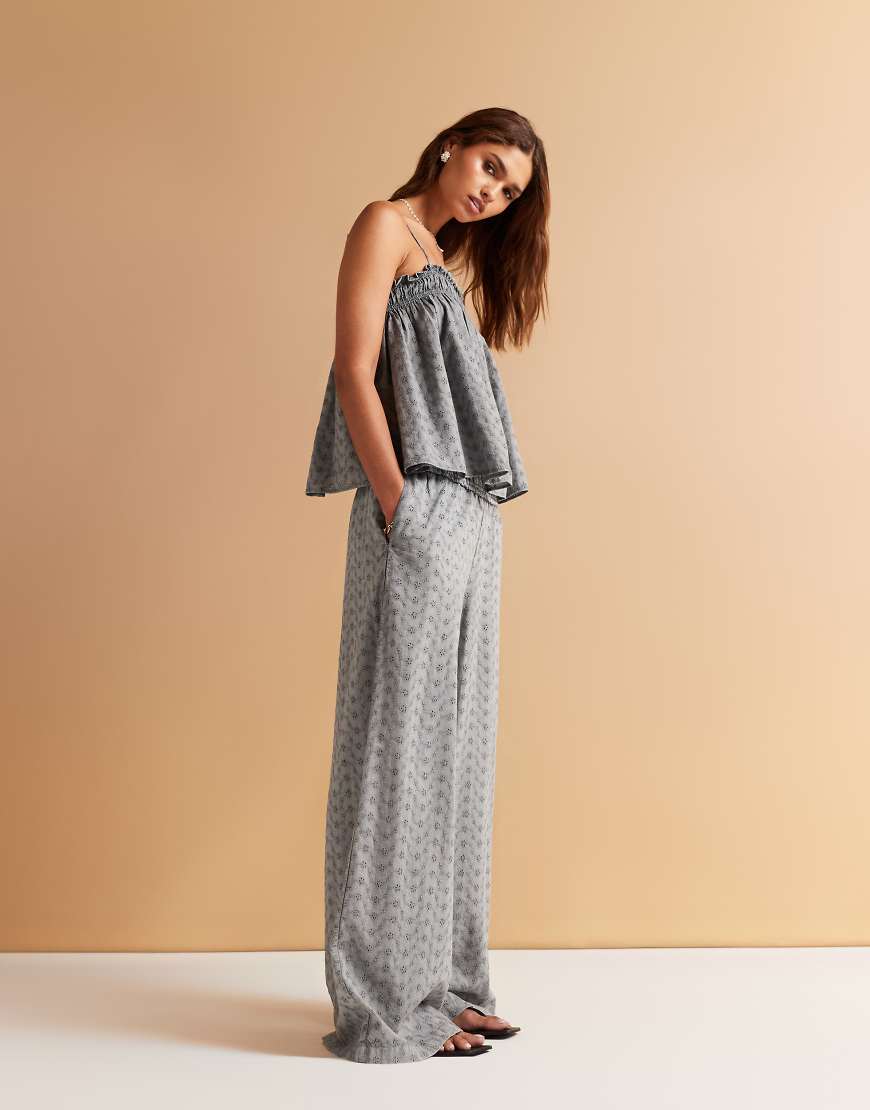 ASOS DESIGN - Hose in verwaschenem Grau mit weitem Bein und gesmoktem Bund, Kombiteil von ASOS DESIGN