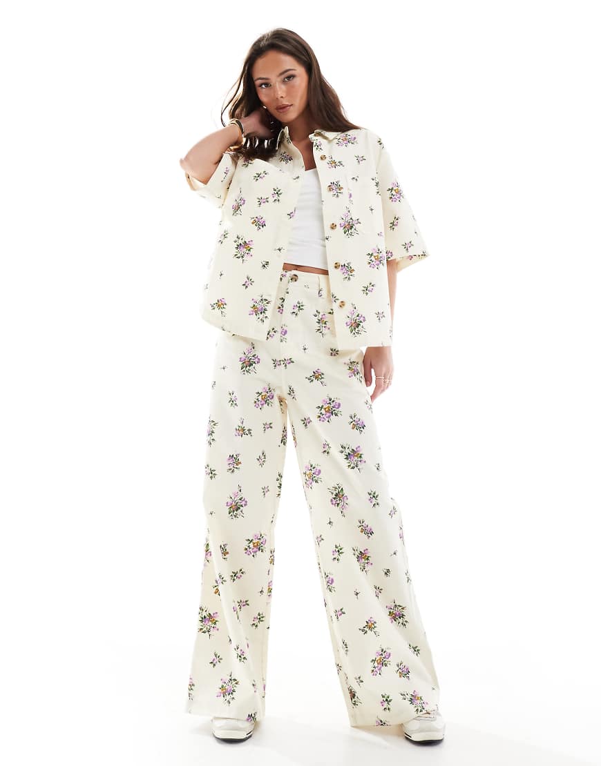 ASOS DESIGN - Hose mit Blumenprint, hohem Bund und weitem Bein, Kombiteil-Bunt ASOS DESIGN - Hose mit Blumenprint, hohem Bund und weitem Bein, Kombiteil-Bunt von ASOS DESIGN