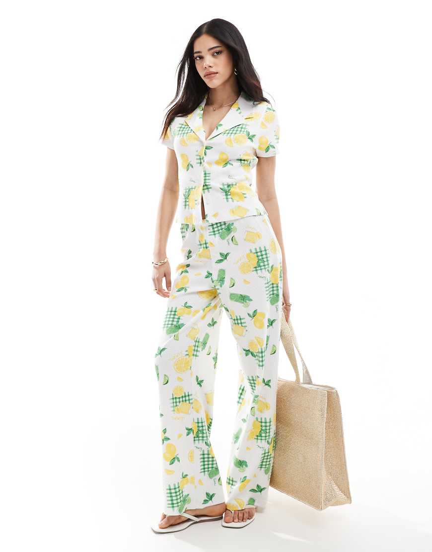 ASOS DESIGN - Hose mit Waffelstruktur, Zitronen-Drink-Print, weitem Bein und Boxershorts-Bund, Kombiteil-Bunt ASOS DESIGN - Hose mit Waffelstruktur, Zitronen-Drink-Print, weitem Bein und Boxershorts-Bund, Kombiteil-Bunt von ASOS DESIGN