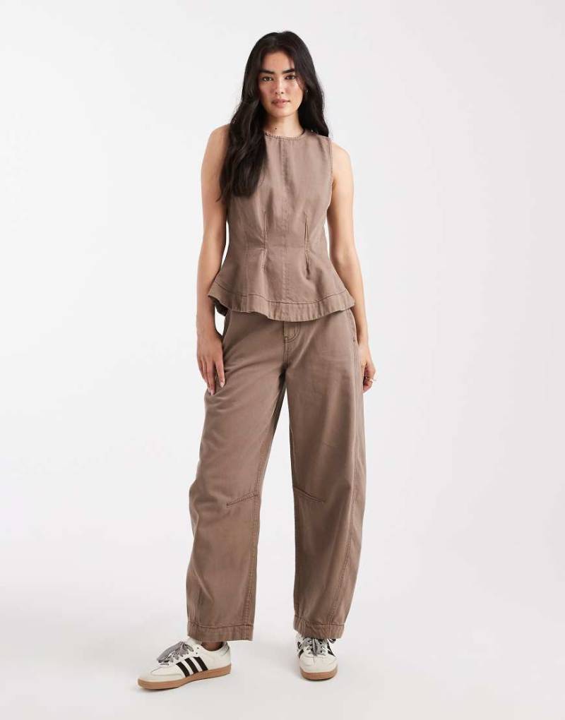 ASOS DESIGN - Hose mit abgerundetem Bein in verwaschenem Taupe-Grau mit Kontrastnähten, Kombiteil von ASOS DESIGN