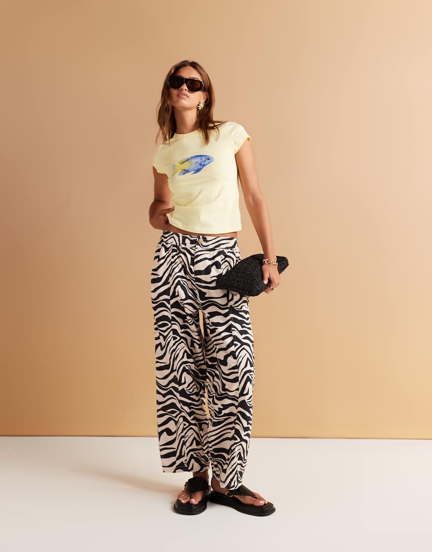 ASOS DESIGN - Gewaschene Barrel Leg Hose mit Zebramuster-Bunt von ASOS DESIGN