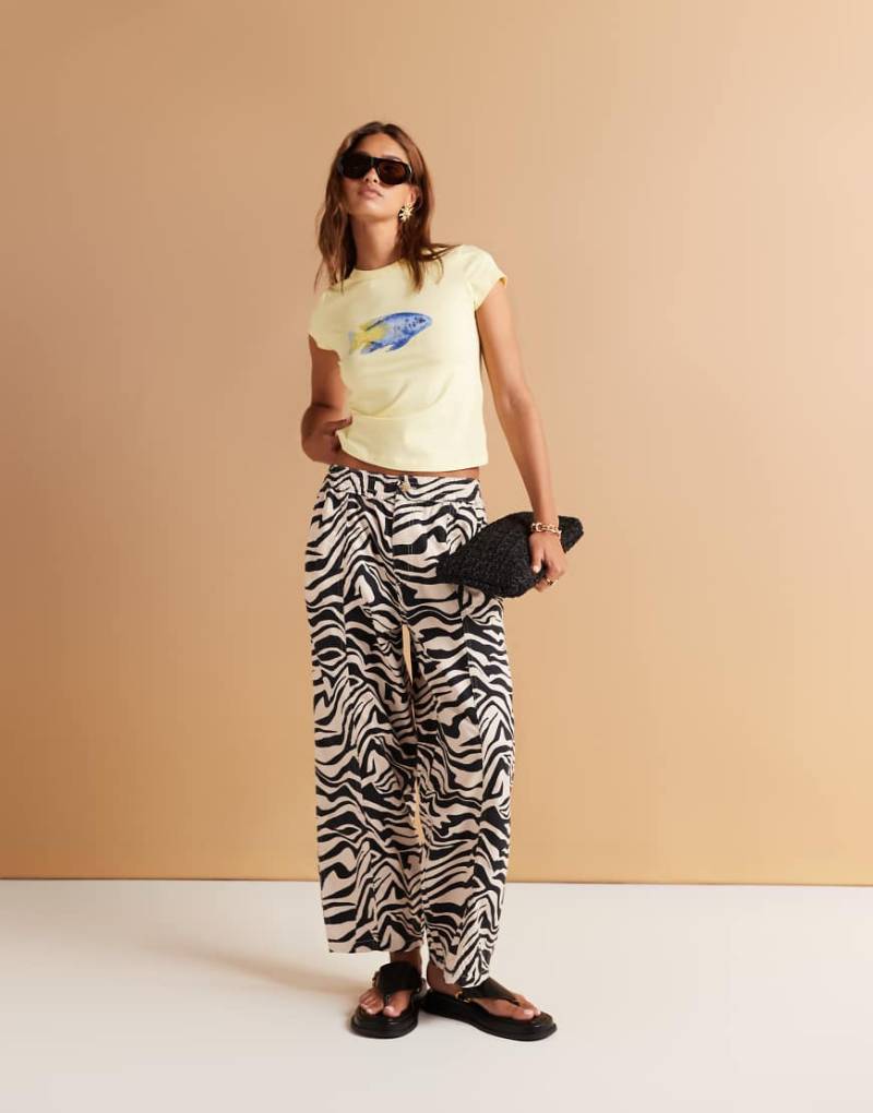ASOS DESIGN - Gewaschene Barrel Leg Hose mit Zebramuster-Bunt von ASOS DESIGN